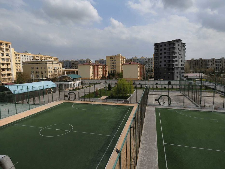 Kechqurun mini futbol maydoni mini polya Toshkent Olmazor Beruniy