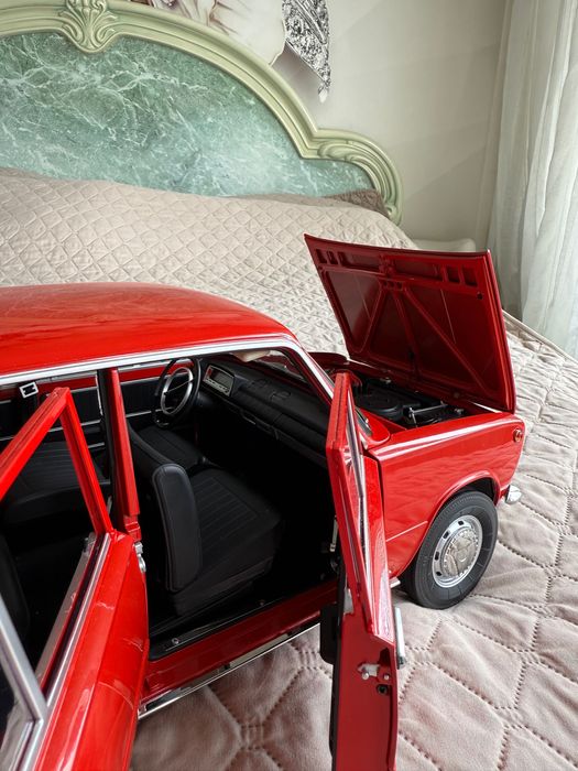 Метален модел на Жигула (ВАЗ 2101) – мащаб 1:8, с работещи светлини