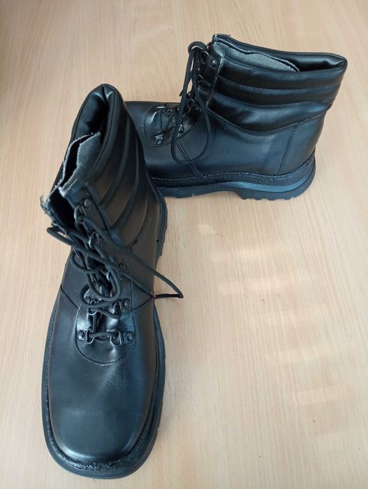 Продавам мъжки високи обувки,41 номер,чисто нови.