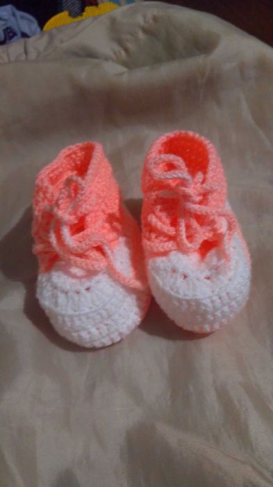 Бебешки терлици изплетени на една кука.