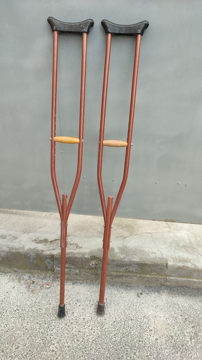 Союзные заводские прочные костыли.