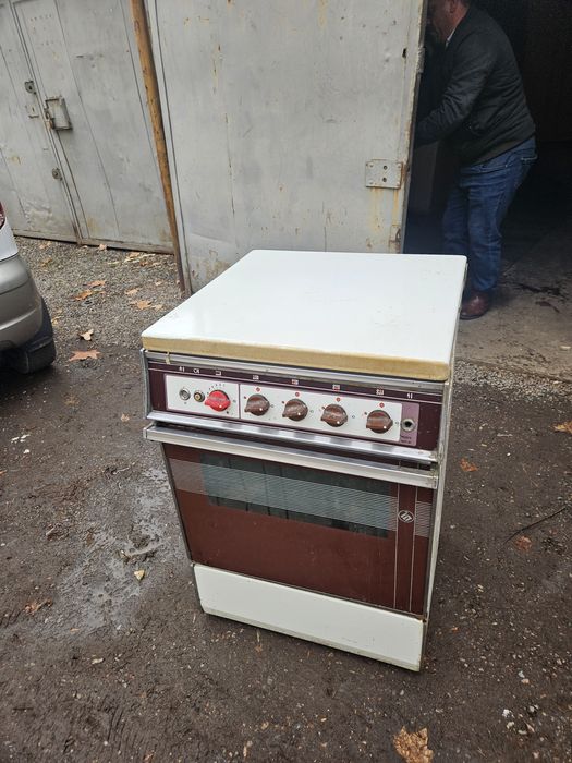 Продаётся газ плиту рабочий