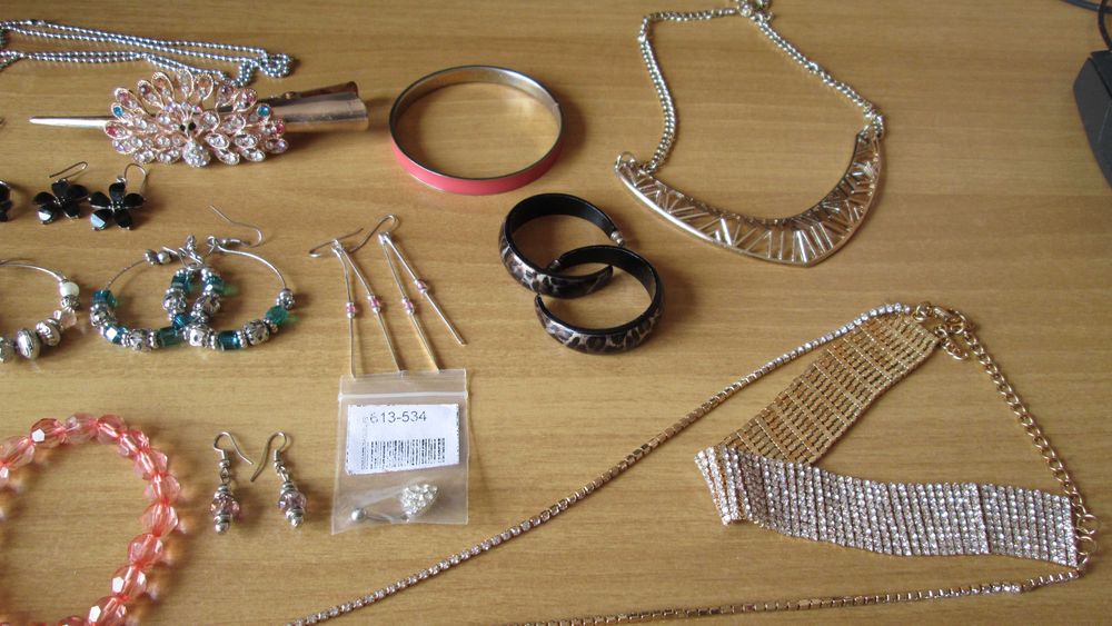 Накити,обици,гривни,синджири,огърлици и др.