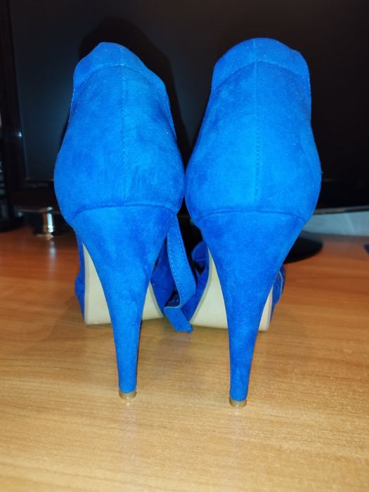 Продам замшевые туфли 12см