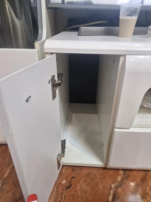 Продам чисто нова секция още има фолио от закупуването и.