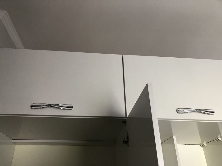 Шкаф белого цвета