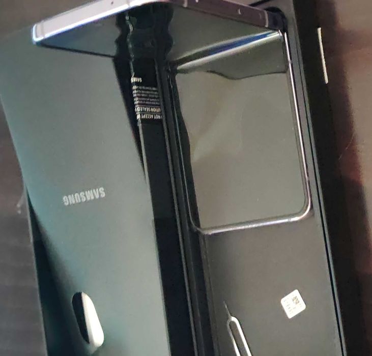 Samsung Galaxy Z Flip 4- за резервни части