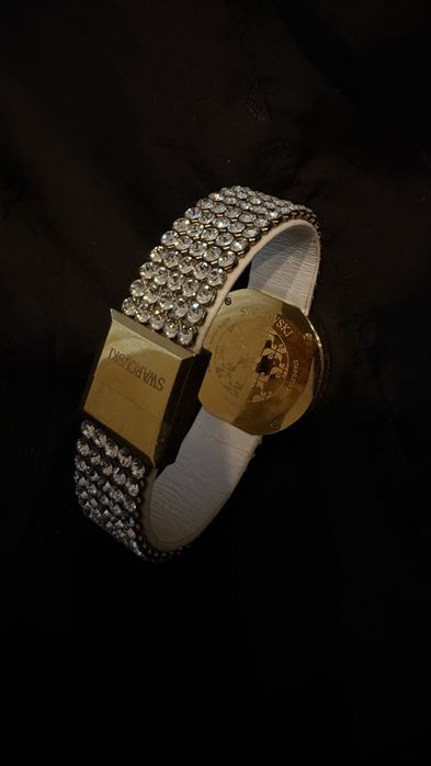 Стильные часы Swarovski