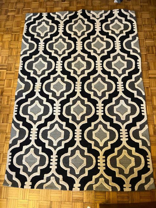 Covor de lână in tonuri gri/albastru, cu țesătură în relief.