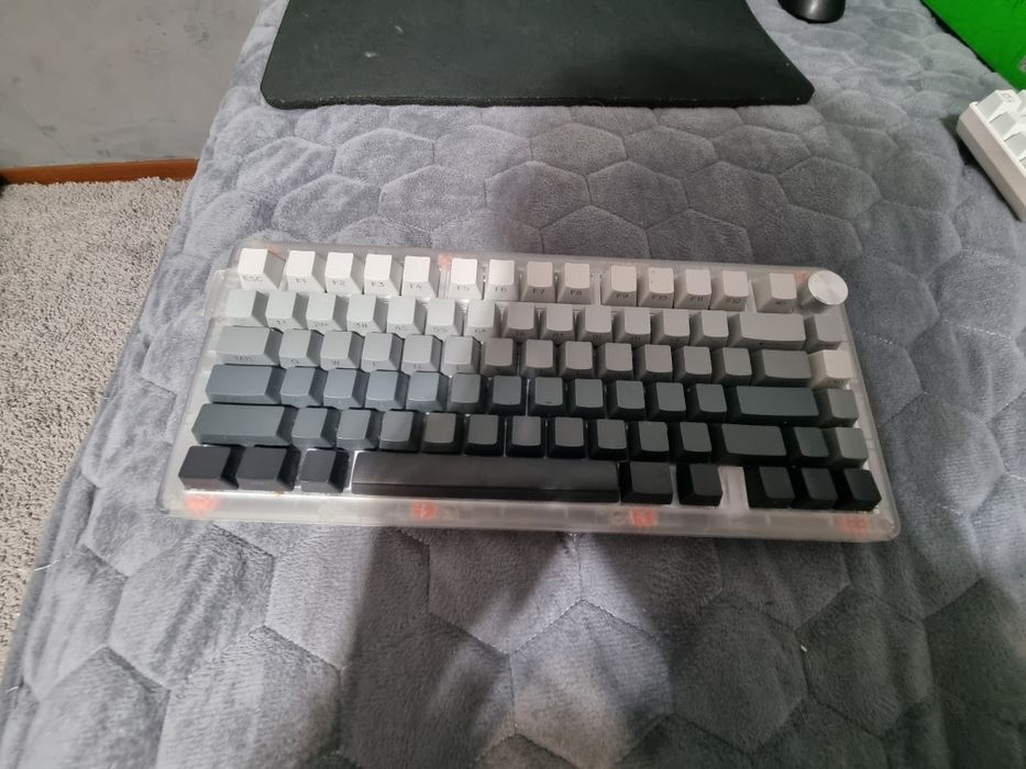 Tastatura qwertykry qk 75 he cu keycapuri schimbate state buna umpic murdara