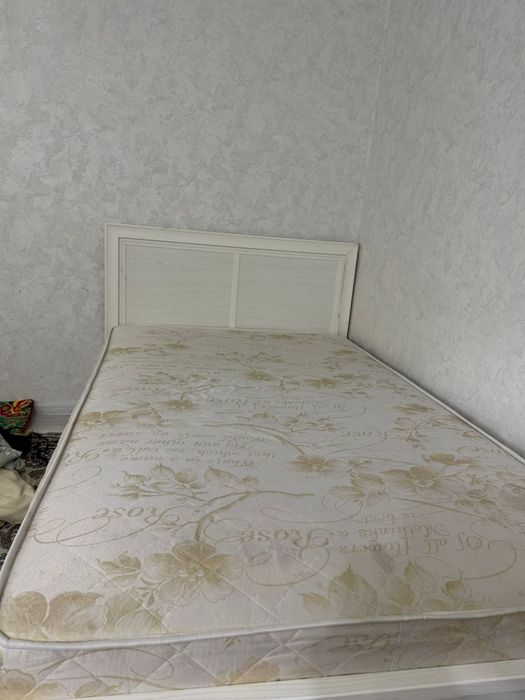 Кровать размером 120*200 с матрасом