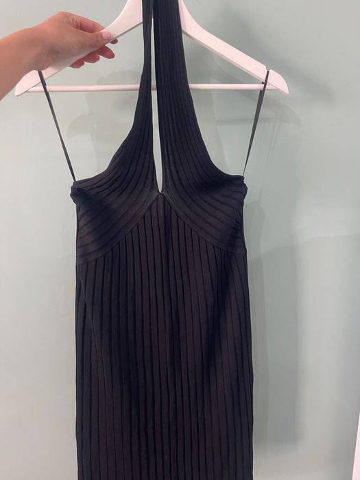 Рокля guess, изрязана на гърдите