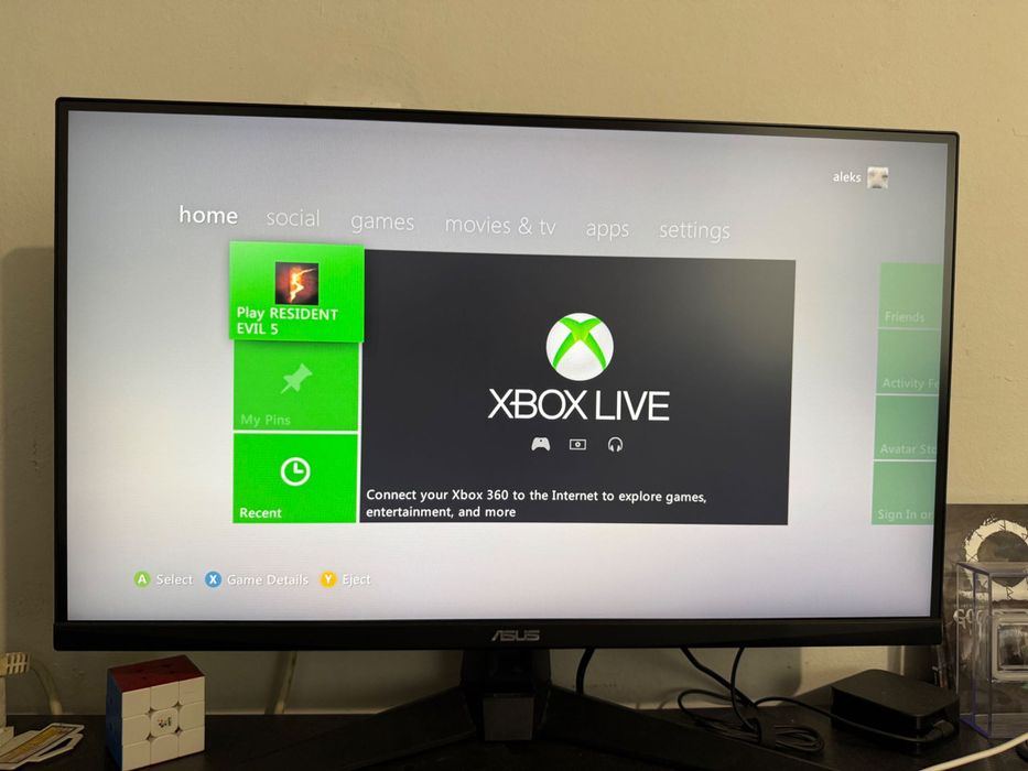 XBOX 360 + ДВА КОНТРОЛЕРА И 7 ИГРИ