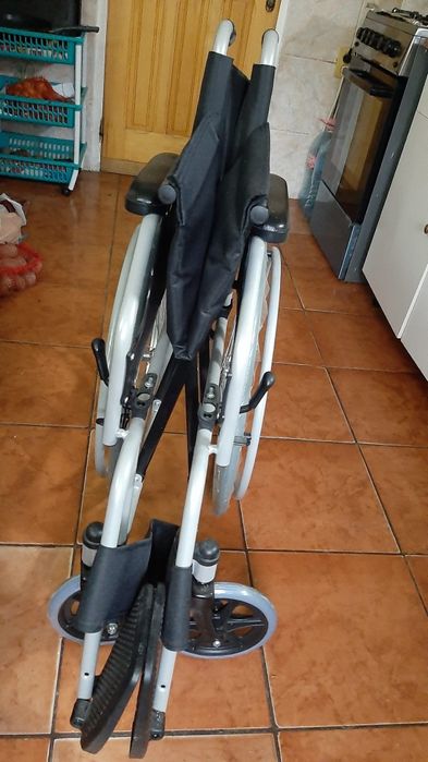 Fotoliu rulant cu antrenare manuala