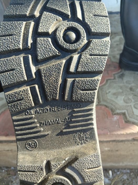 Продам  спец сапоги размер  39