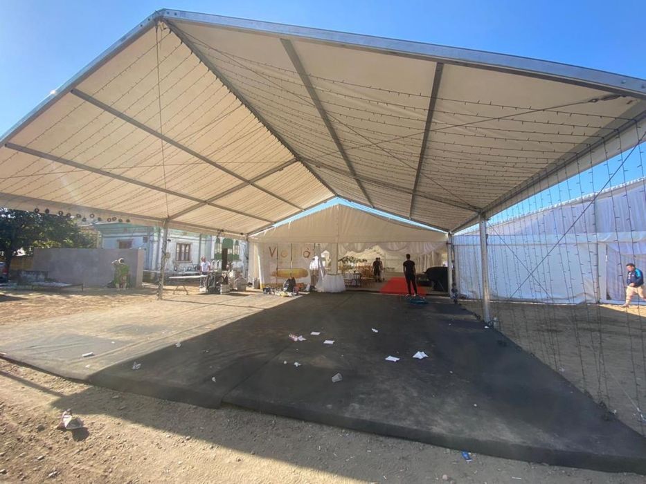 Vand cort complet mese scaune podea 20x10x3m