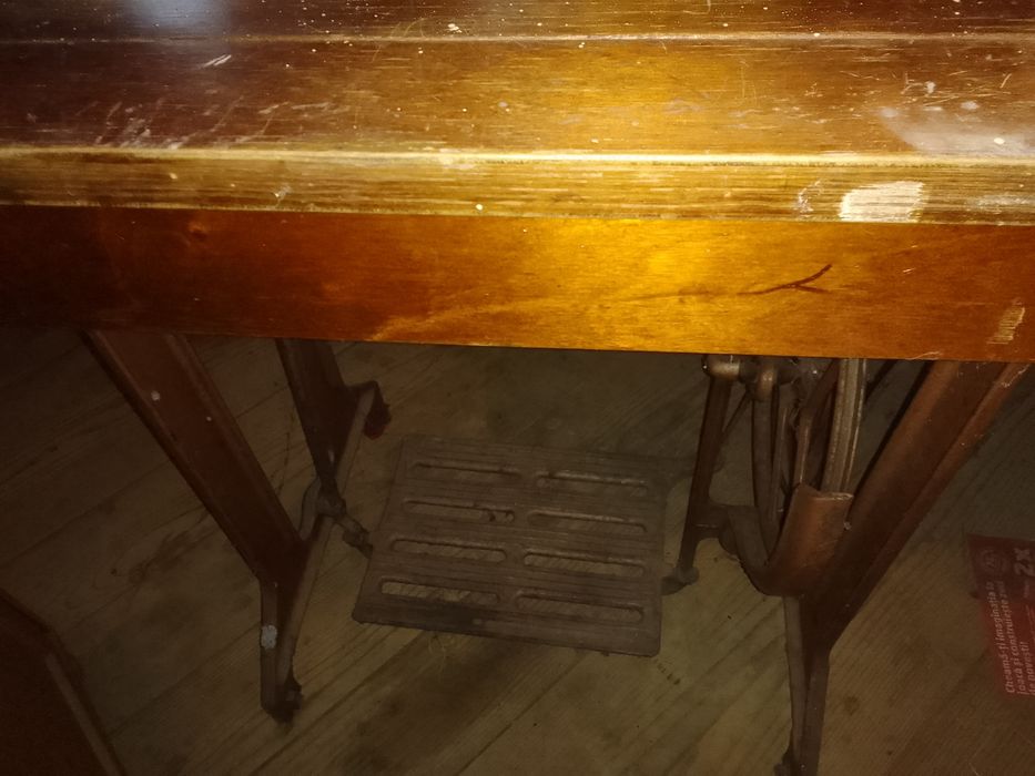 Mașina de cusut manuală