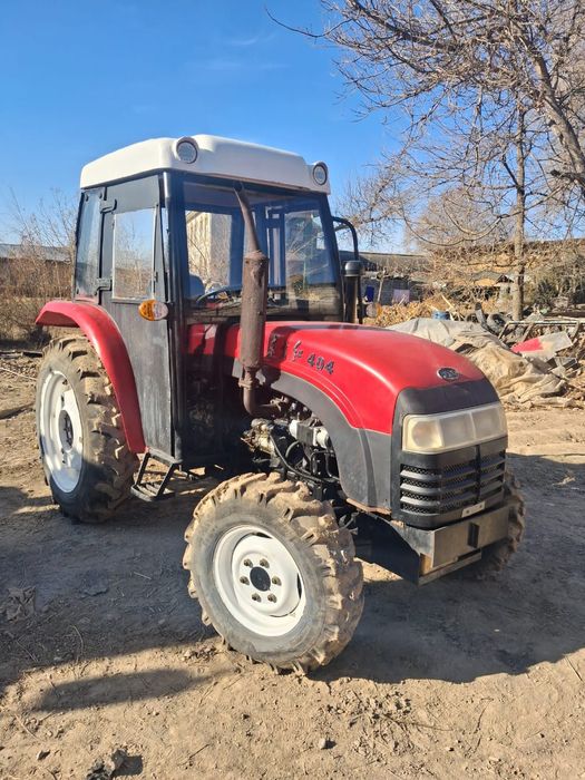YTO 404 трактор.
