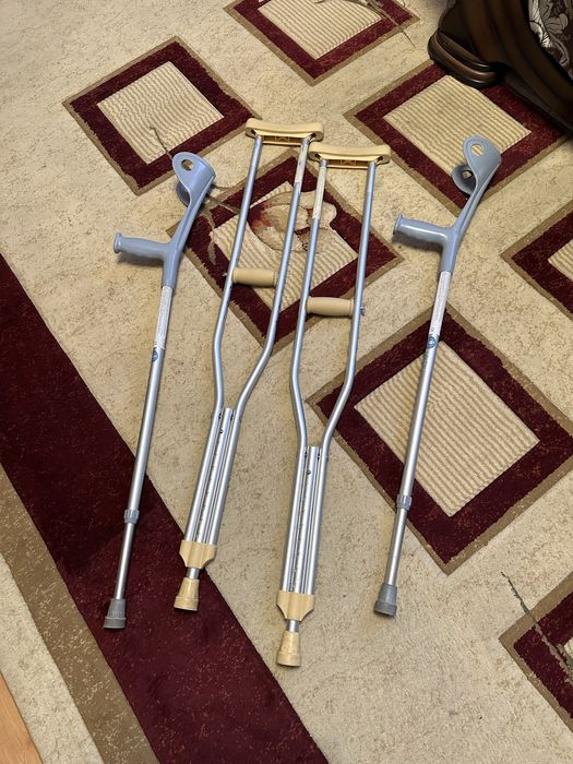 Продам костыли и ортапедический сапог