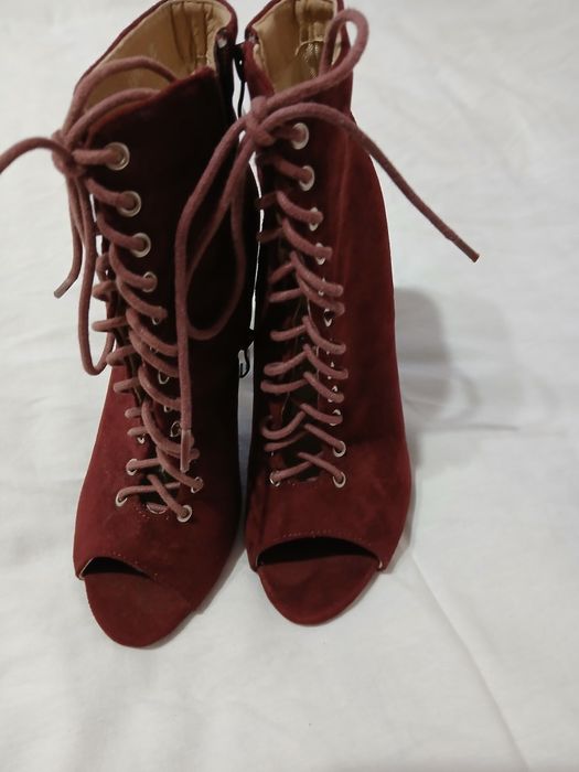 Botine decupate la vârf,vișinii, cu șiret și fermoar