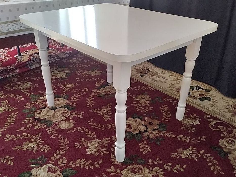 Продам стол белый