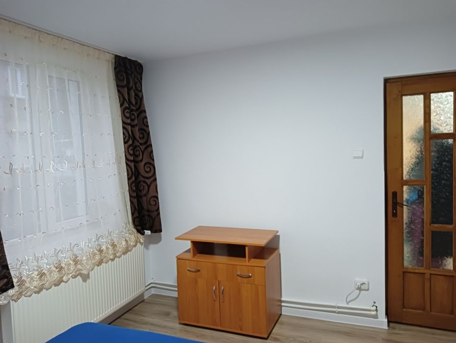 Închiriez apartament  în Iacobeni