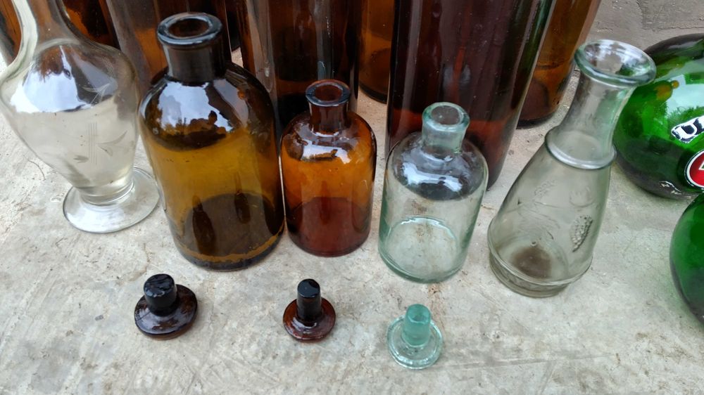 Sticle maro- albe vechi  si vaze de colectie