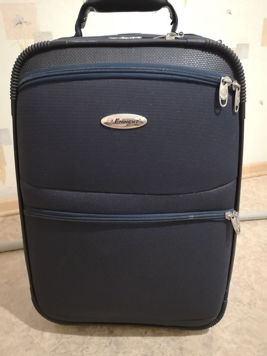 Чемодан среднего размера