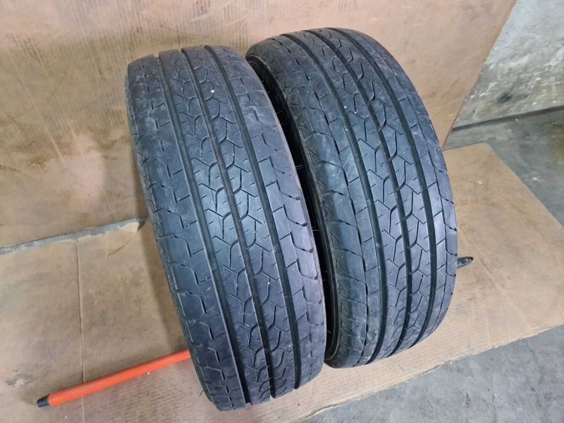2 Bridgestone R15C 215/70/ 
летни бусови гуми DOT2621
