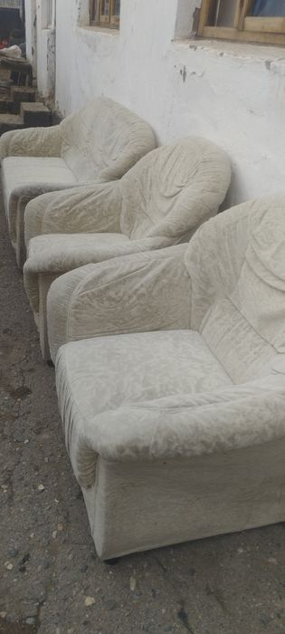 Продам срочно диван и два кресла, состояние среднее