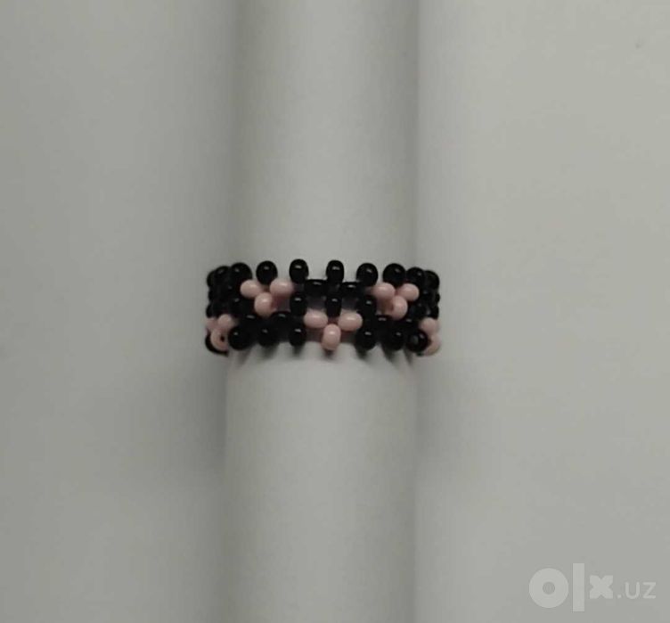 Кольцо из бисера с сердечками.