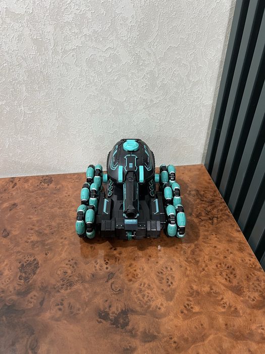 oʻyinchoq tank pultli moshina