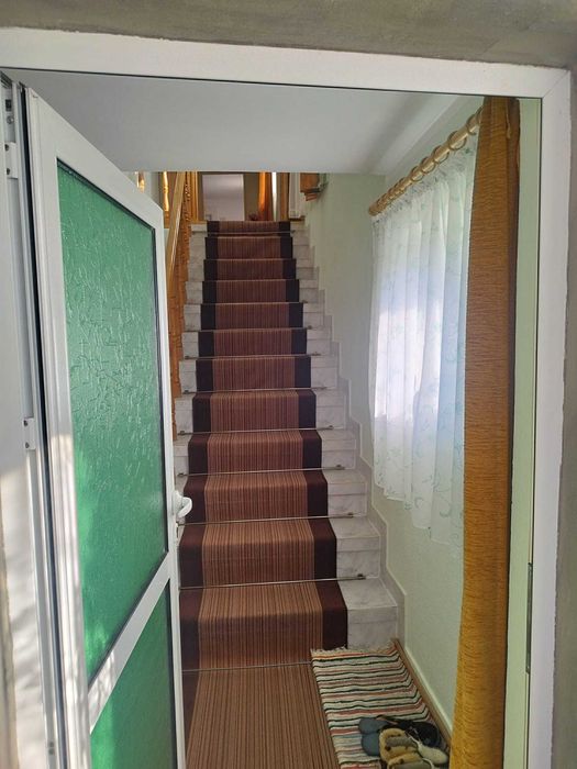 Casa de vanzare cu gradina, garaj si anexe