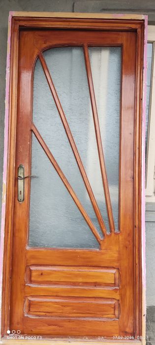 Vind 4 uși.  In stare buna