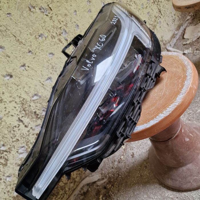 Volvo XC60 2021 ляв и десен фар