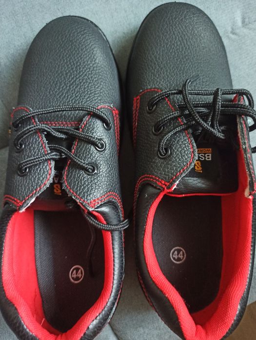 Продавам чисто нови работни обувки.
