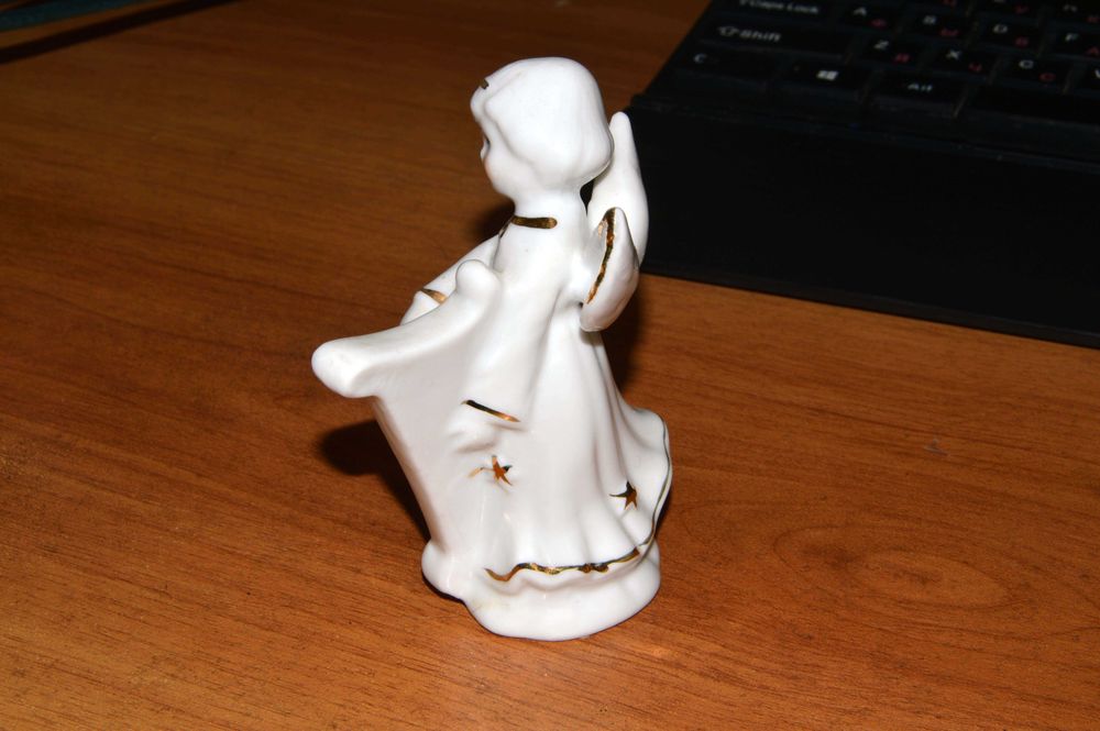 Статуэтка из фарфора Ангел с арфой.