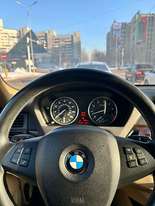 Машина BMW x5 2013 года