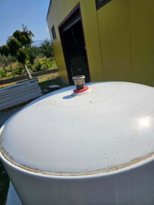 Продавам емайлиран бойлер Ariston 300L