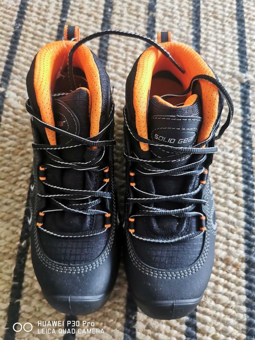 Solid gear safety shoes