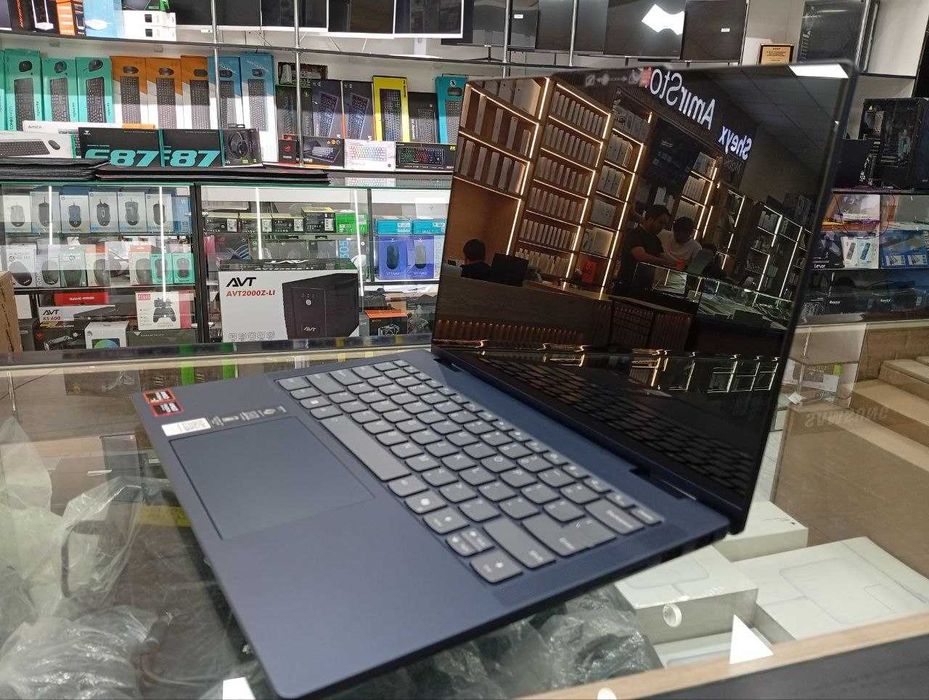 Lenovo IdeaPad 5 R5 AI 340 16GB LPDDR5x 512GB SSD Win 11 Cosmic Blue