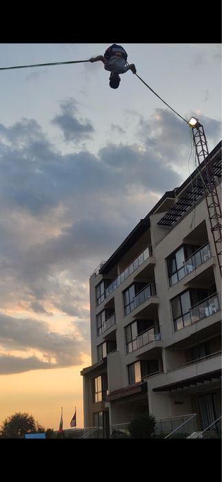 Бънджи трамплин атракцион