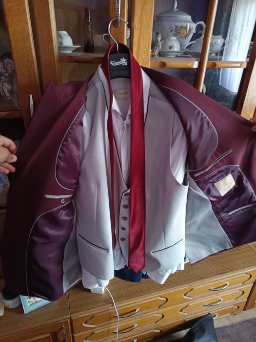 Vând costum folosit o singura data