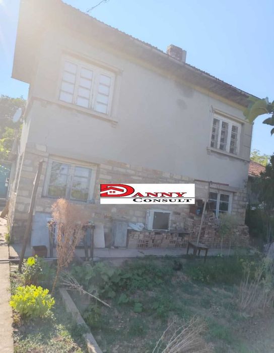 Двуетажна къща за продажба в с. Нова Върбовка - общ. Стражица