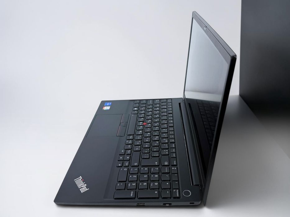 Lenovo ThinkPad E15 FHD i5-1235U 16GB 512GB SSD Iris Xe Graphics Перфектен! Гаранция!