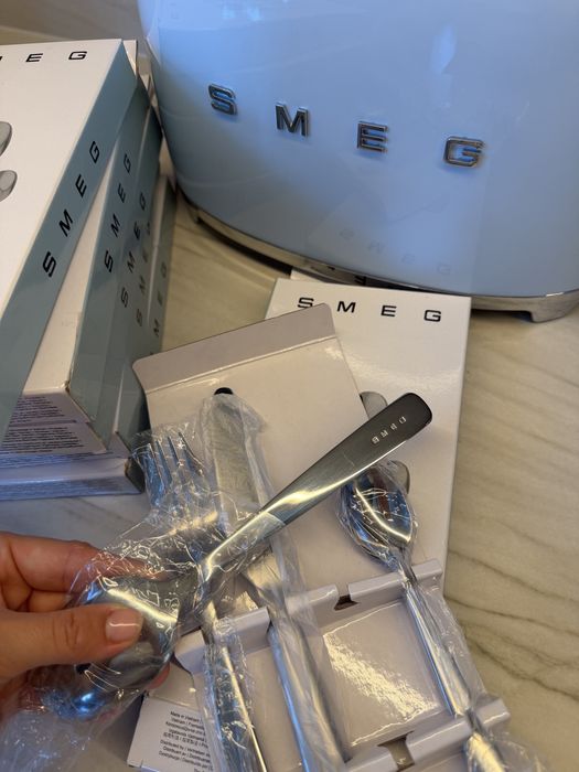 Set de 6 tacamuri Smeg, noi