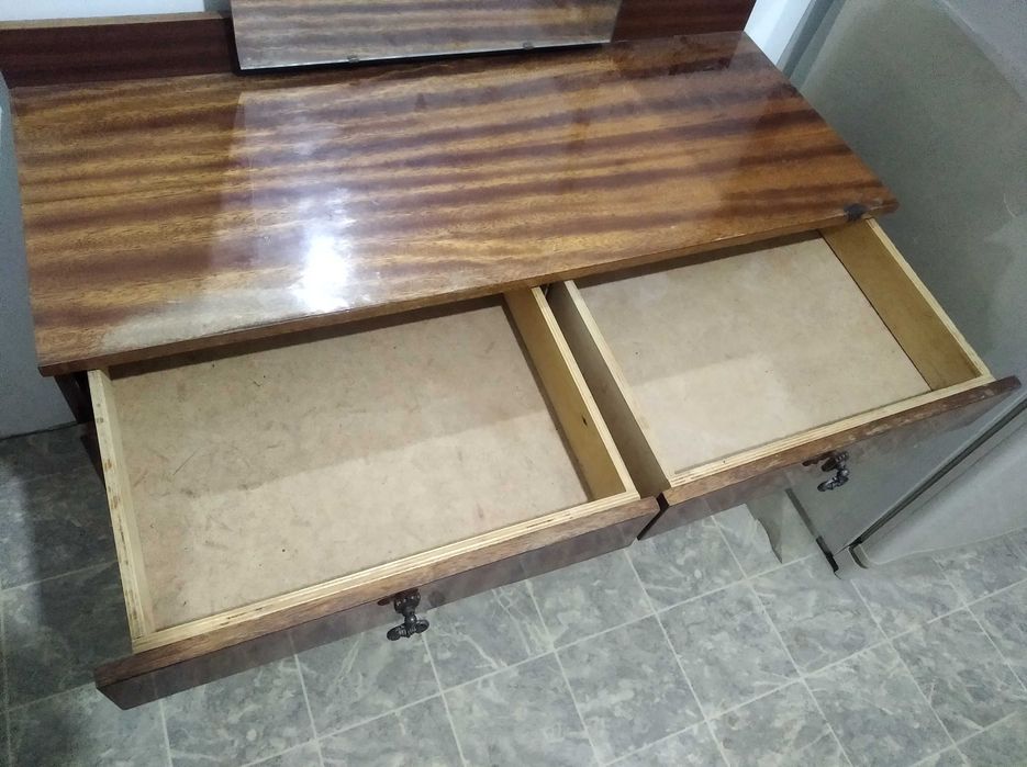 Трюмо с зеркалом. Тумба.