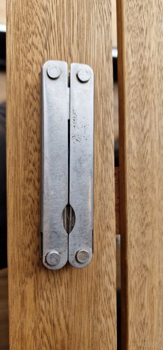 Мултитул приличащ на Leatherman .