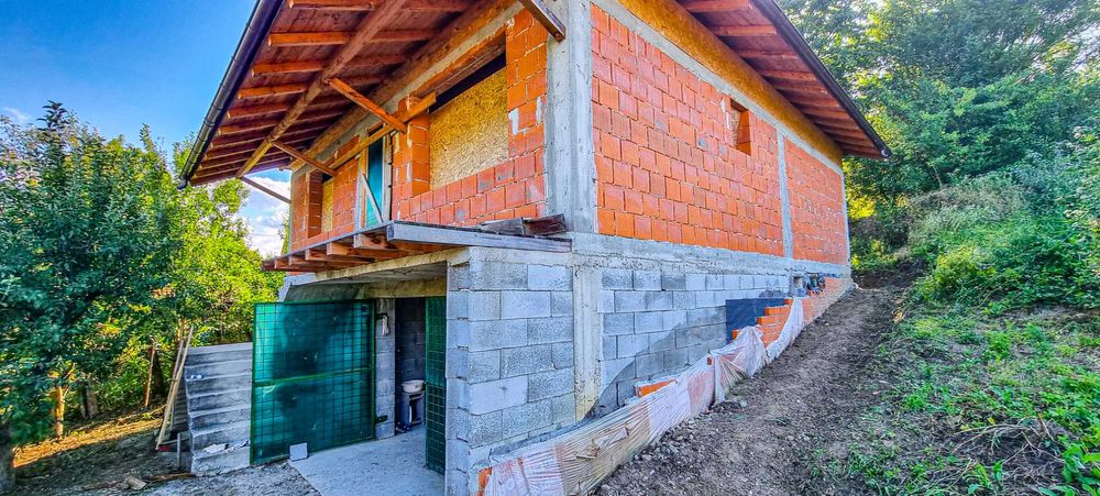 Casă la roșu + teren 1005mp livadă (proprietar) com. Boțești (jud. AG)