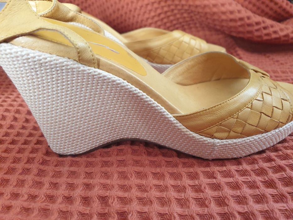 Босоножки новые продам